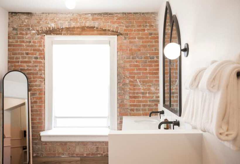 غرفة قياسية سرير ملكى, The Russell