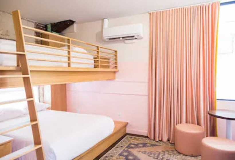 غرفة قياسية سرير ملكى, The Russell