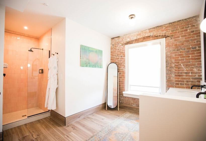 غرفة قياسية سرير ملكى, The Russell