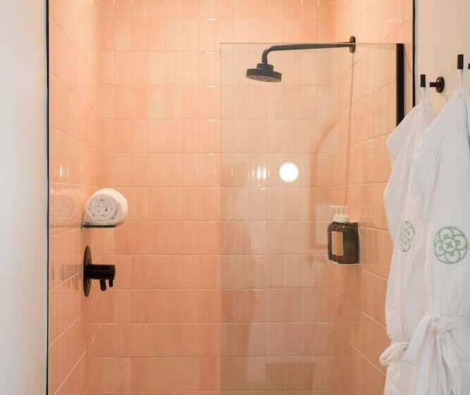 غرفة قياسية سرير ملكى, The Russell