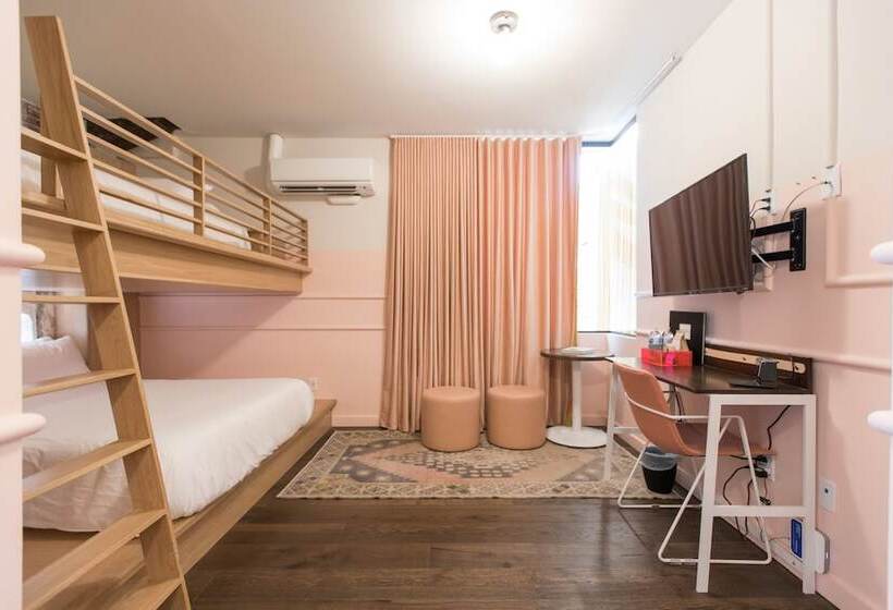 غرفة قياسية سرير ملكى, The Russell