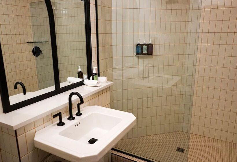 غرفة قياسية سرير كينج, The Russell