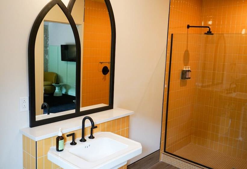 غرفة ديلوكس سرير كينج, The Russell