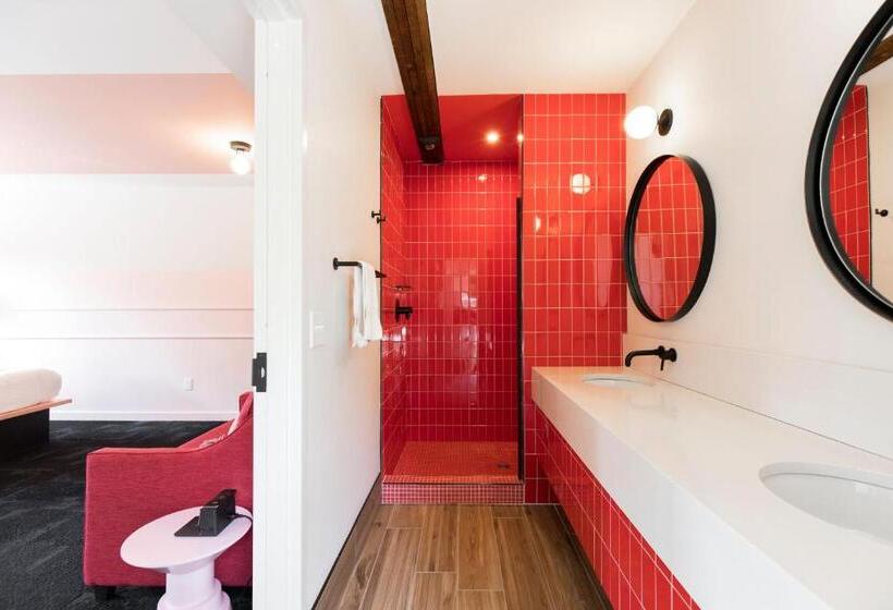 غرفة قياسية سرير ملكى, The Russell