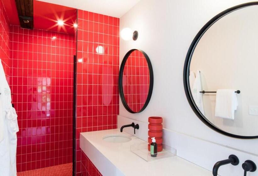 غرفة قياسية سرير ملكى, The Russell