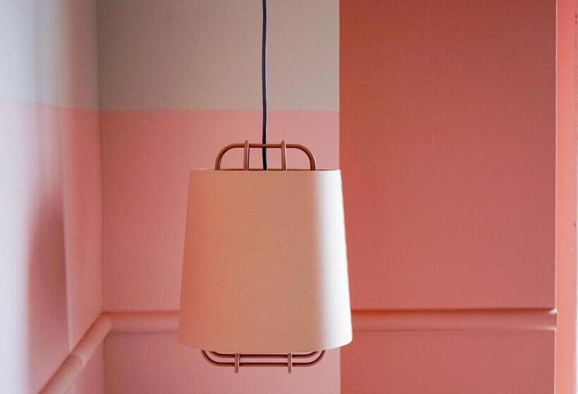 غرفة قياسية سرير ملكى, The Russell