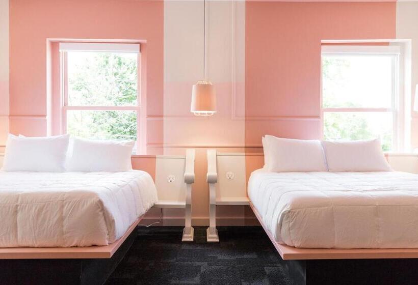 غرفة قياسية سرير ملكى, The Russell