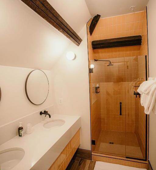 غرفة قياسية سرير كينج, The Russell