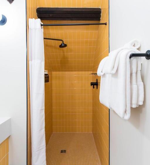 غرفة قياسية سرير كينج, The Russell