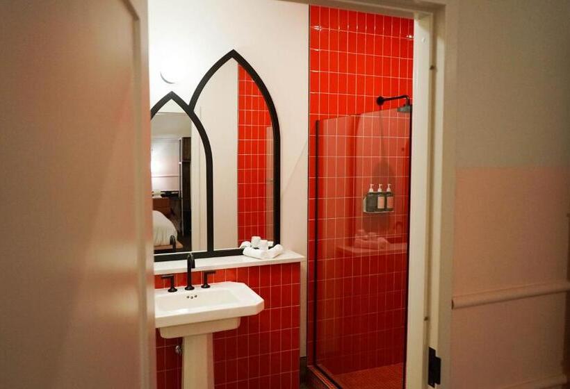 غرفة قياسية سرير كينج, The Russell