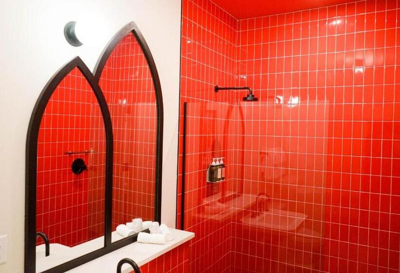 غرفة قياسية سرير كينج, The Russell