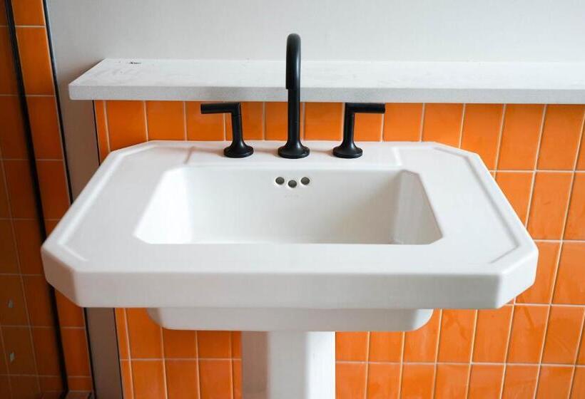 غرفة كلاسيكية سرير كينج, The Russell