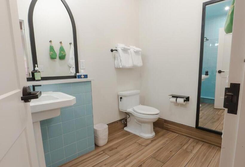 غرفة قياسية داخلية, The Russell