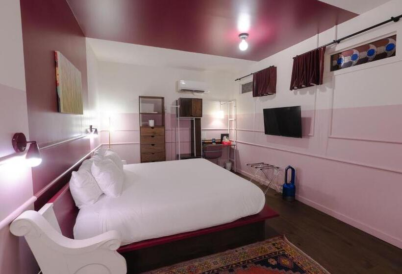 غرفة قياسية داخلية, The Russell