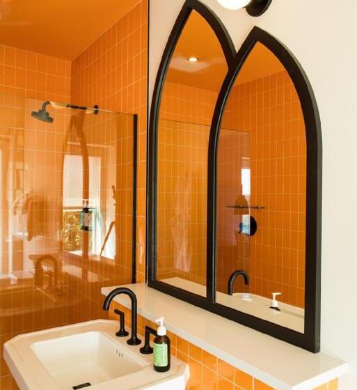 غرفة ديلوكس سرير ملكى, The Russell