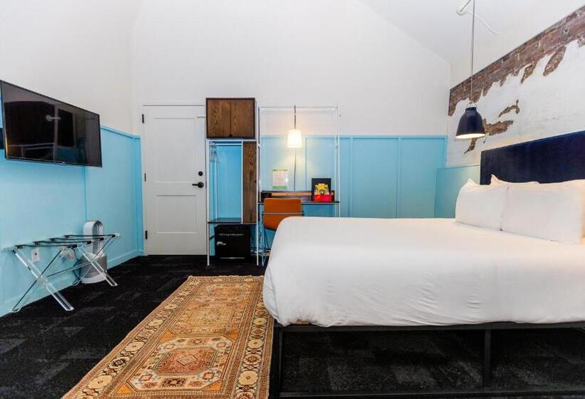 غرفة ديلوكس سرير ملكى, The Russell