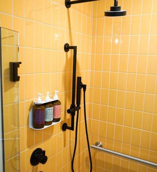 غرفة قياسية سرير ملكى, The Russell