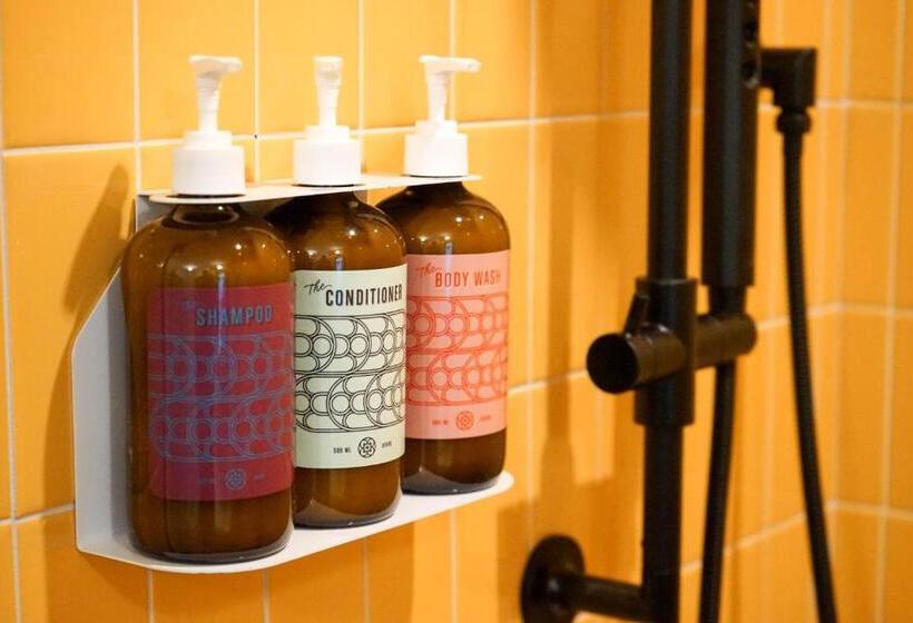 غرفة قياسية سرير ملكى, The Russell