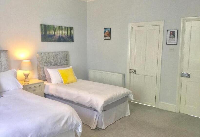 غرفة عائلية, Glebe House