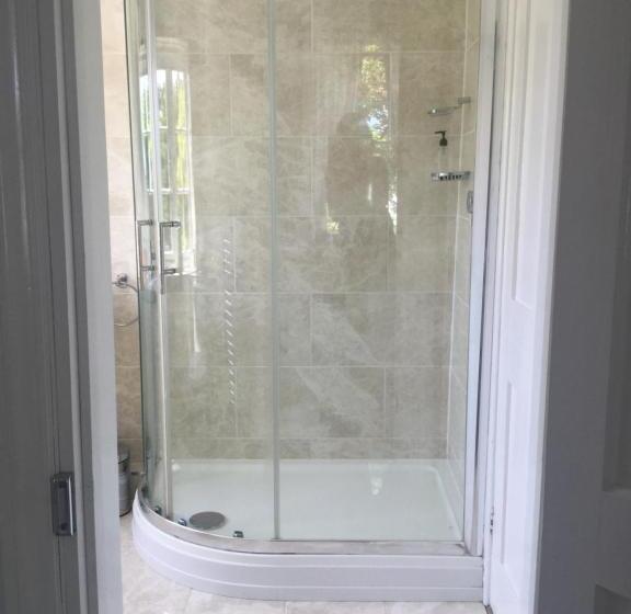 غرفة عائلية, Glebe House