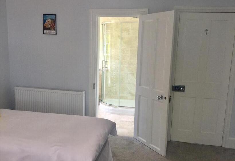 غرفة عائلية, Glebe House