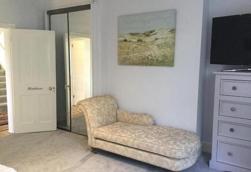 Семейный Номер, Glebe House