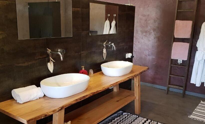 Люкс Вид на Бассейн, Trendy And Luxe B&b And Garden Suite