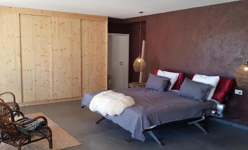 Люкс Вид на Бассейн, Trendy And Luxe B&b And Garden Suite