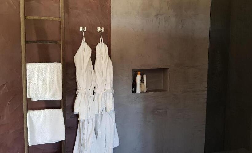 Люкс Вид на Бассейн, Trendy And Luxe B&b And Garden Suite