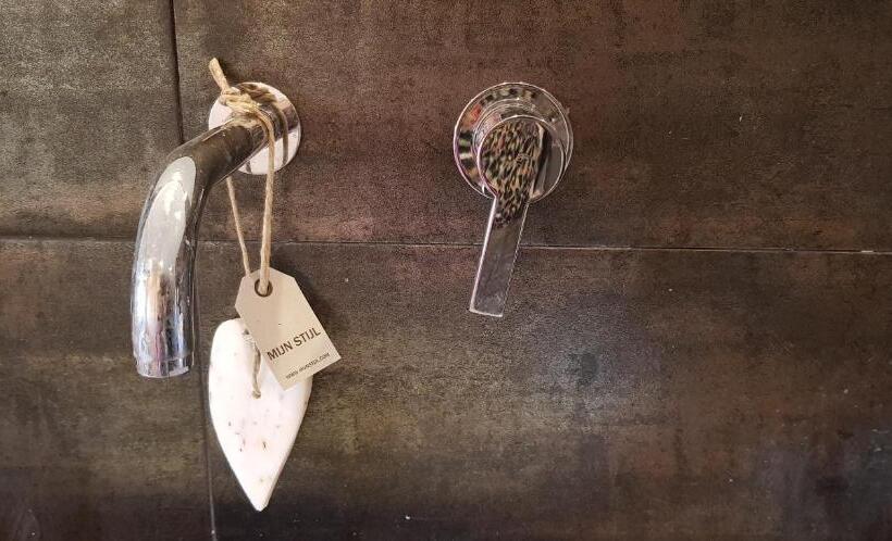 Люкс Вид на Бассейн, Trendy And Luxe B&b And Garden Suite