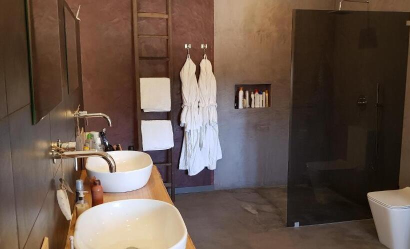 Люкс Вид на Бассейн, Trendy And Luxe B&b And Garden Suite