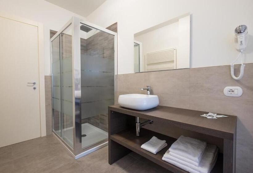 חדר משפחתי, Al Colle