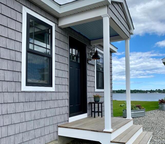 استودیوی استاندارد با چشم‌انداز دریا, Harbor View Landing