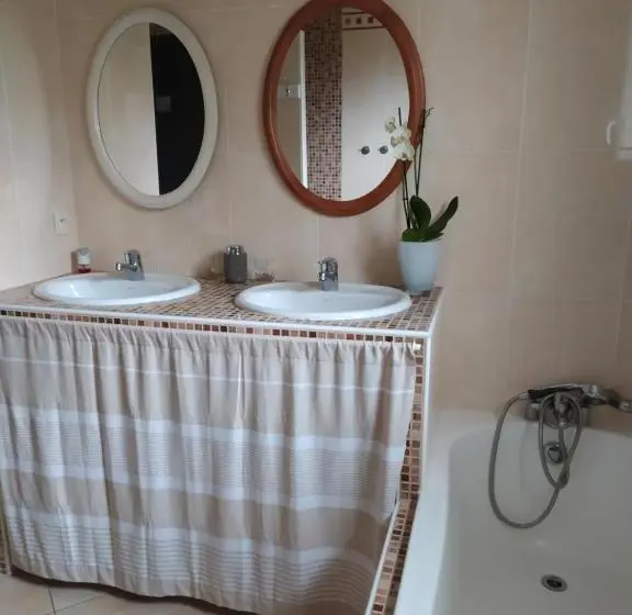 اتاق استاندارد با چشم‌انداز باغ, Villa Maryne