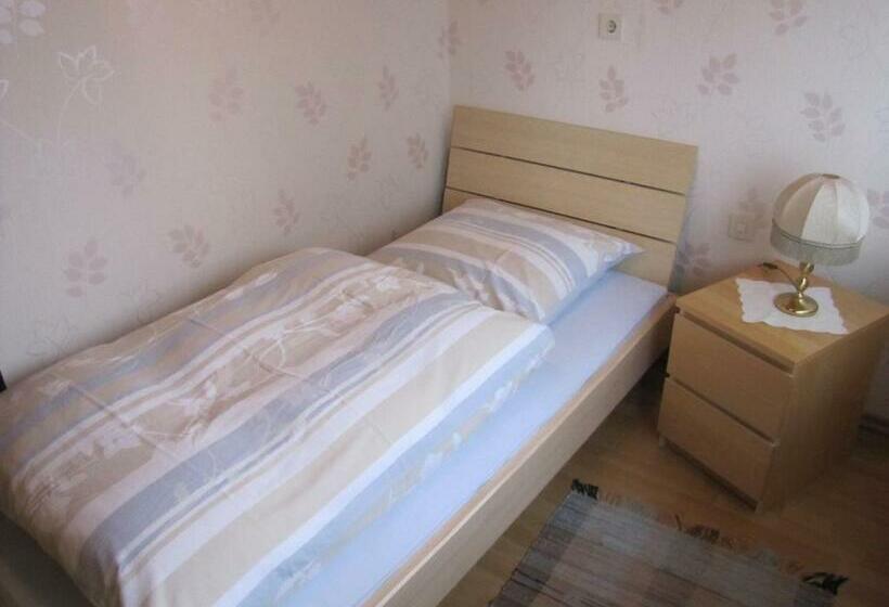 标准单人间, Unter Den Kastanien