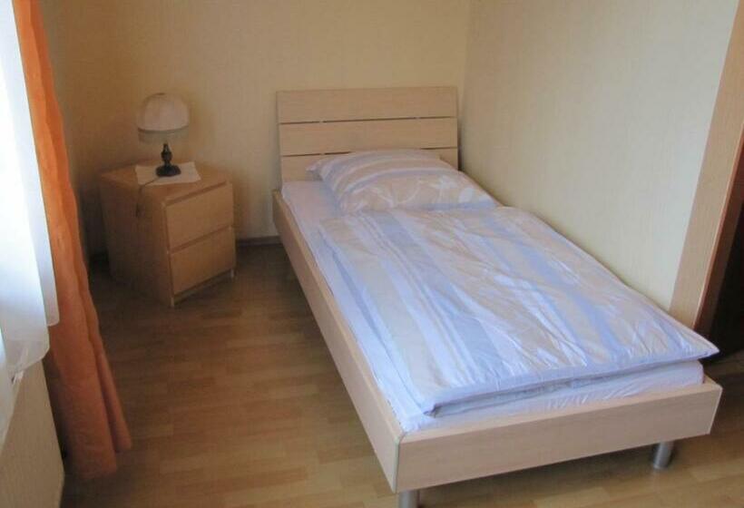 标准单人间, Unter Den Kastanien