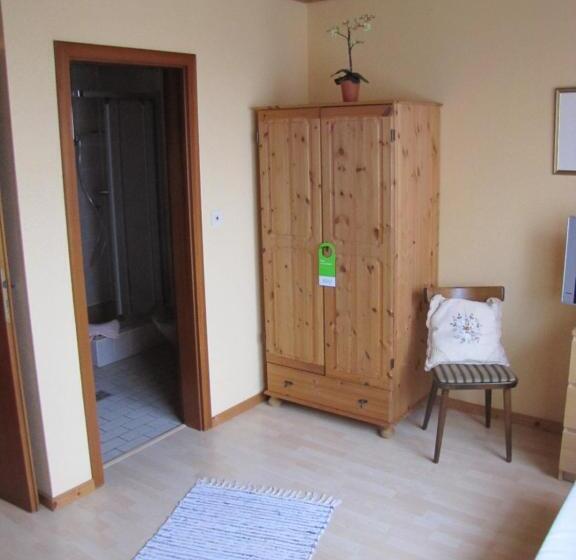 标准间, Unter Den Kastanien