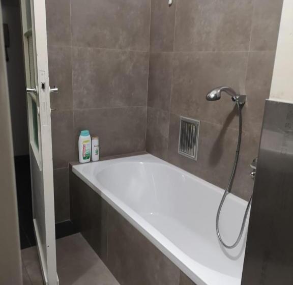 شقة غرفة واحدة, Angolo Di Isa