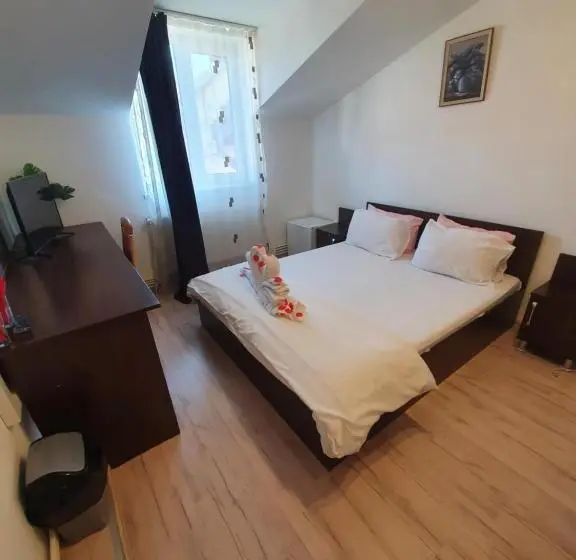 Habitació Triple Estàndard Bany Exterior, Casa Lions