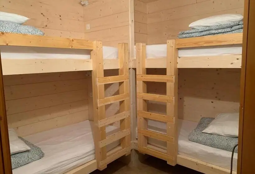 ルームシェアのワンベッド, Auberge De Bagnes   Le Backpacker