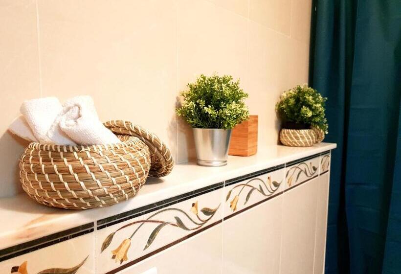 Люкс Повышенной Комфортности, Downtown Guest House