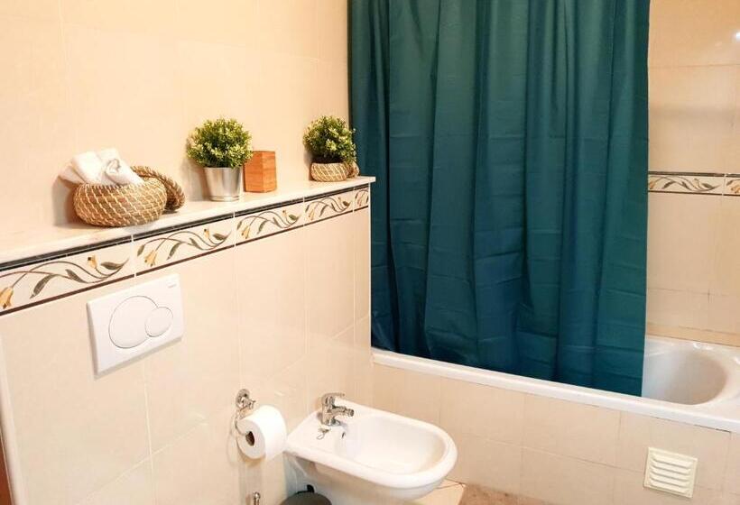 Люкс Повышенной Комфортности, Downtown Guest House