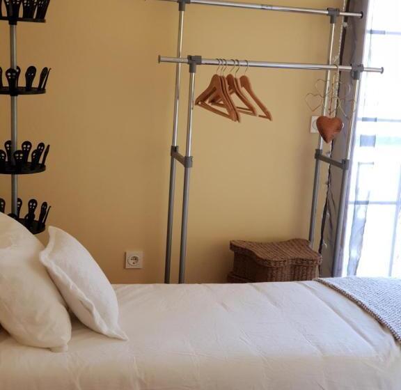 Трехместный Номер Стандарт с Балконом, Downtown Guest House