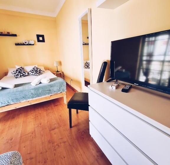 Трехместный Номер Стандарт с Балконом, Downtown Guest House