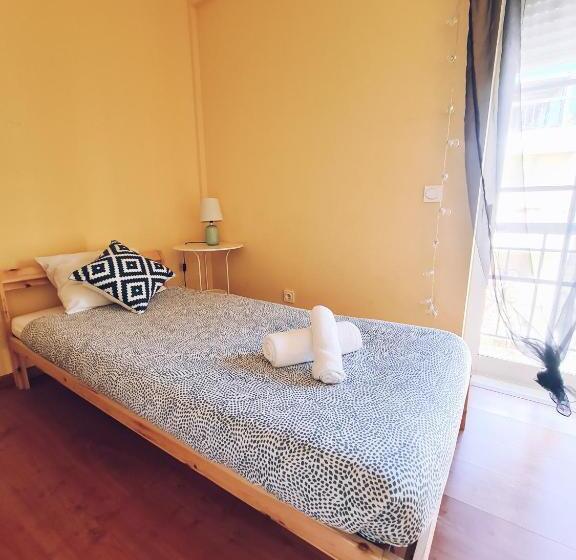 Трехместный Номер Стандарт с Балконом, Downtown Guest House