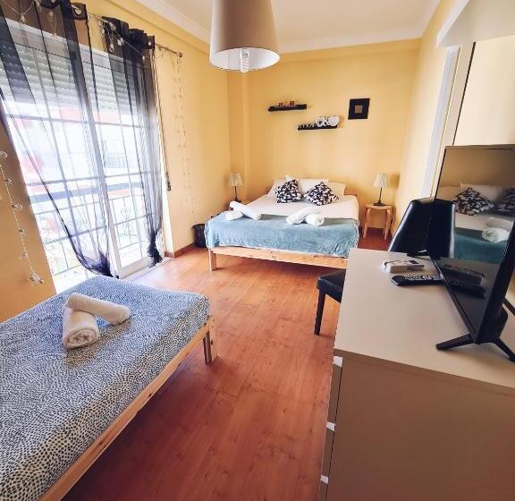 Трехместный Номер Стандарт с Балконом, Downtown Guest House