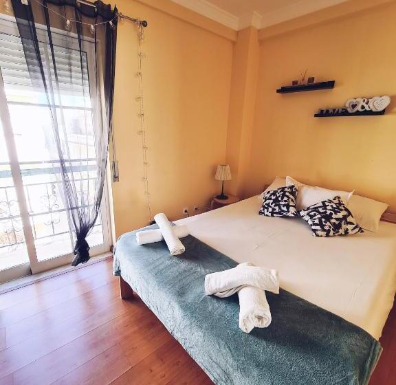 Трехместный Номер Стандарт с Балконом, Downtown Guest House