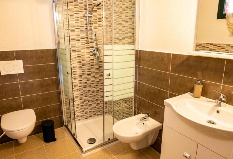 غرفة قياسية ثلاثية, Le Rose Di Santina