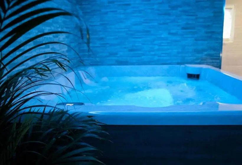 キングサイズベッドのスーペリアルーム, Nuit Vip Spa Sauna Privatif