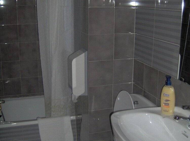 Номер Стандарт Трехместный, Hostal Restaurante Arasa